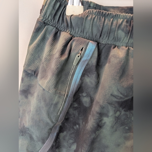 Lululemon Surge Short 6" Lined size 6 in EUC - Picture 5 of 11